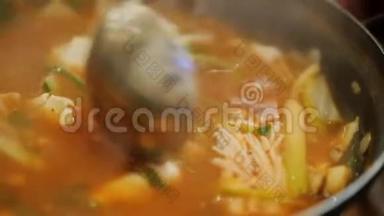 用海鲜勺倒热汤。正宗韩国料理